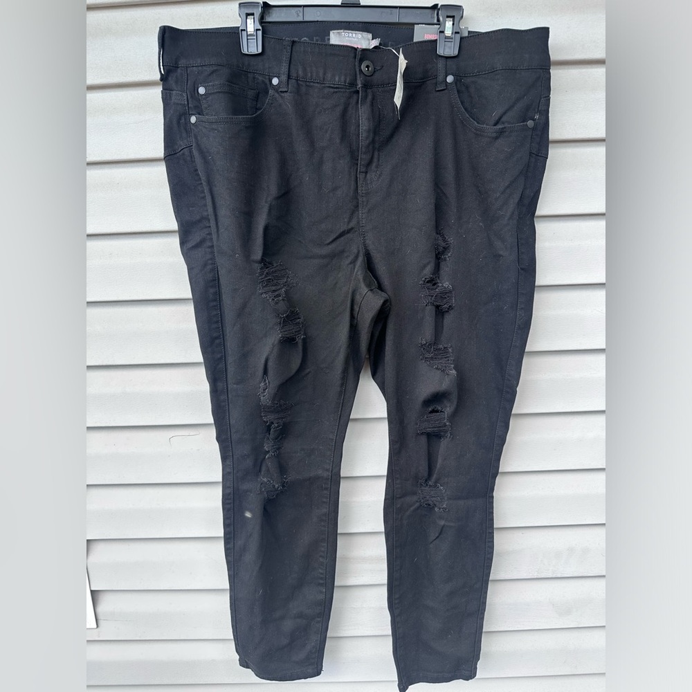 NWT TORRID BOMBSHELL SKINNY JEANS SIZE 22s